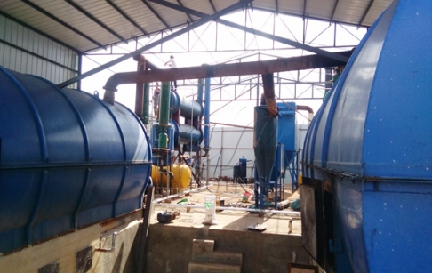 两台12吨废轮胎炼油设备成功在云南地区安装