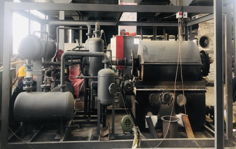 东盈100kg/h小机组轮胎炼油设备在工厂试机运行！