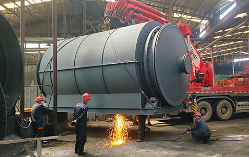 河北3台油泥炼油转炉到厂安装中