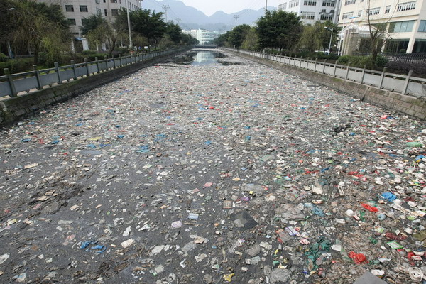 被白色垃圾污染的河流