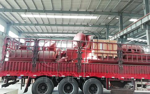 一台12吨废轮胎炼油设备发往黑龙江地区