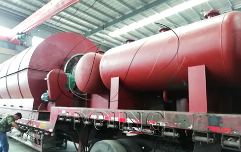 两台10吨废轮胎炼油设备发往内蒙古地区