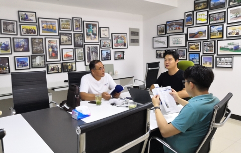 国内客户来东盈考察废轮胎油提炼项目