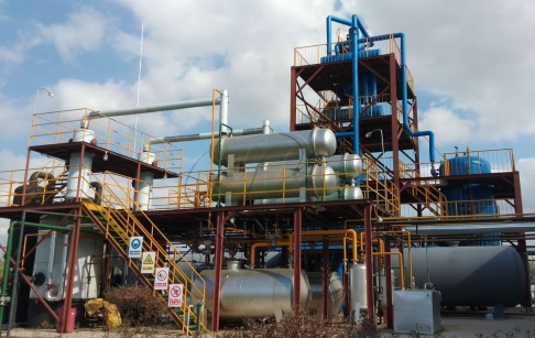 一台10吨废机油精炼设备成功安装在安徽地区