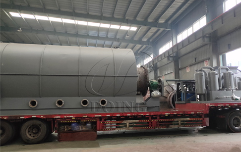 两台12吨废轮胎炼油设备发往云南